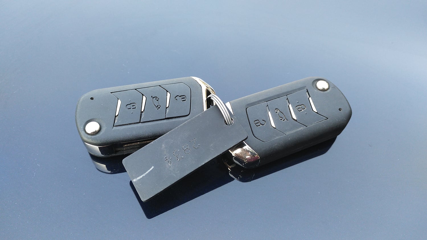 Used 2025 Mahindra XUV700 AX7 Luxury Pack Petrol AT 7 STR Petrol Automatic extra CAR KEY VIEW
