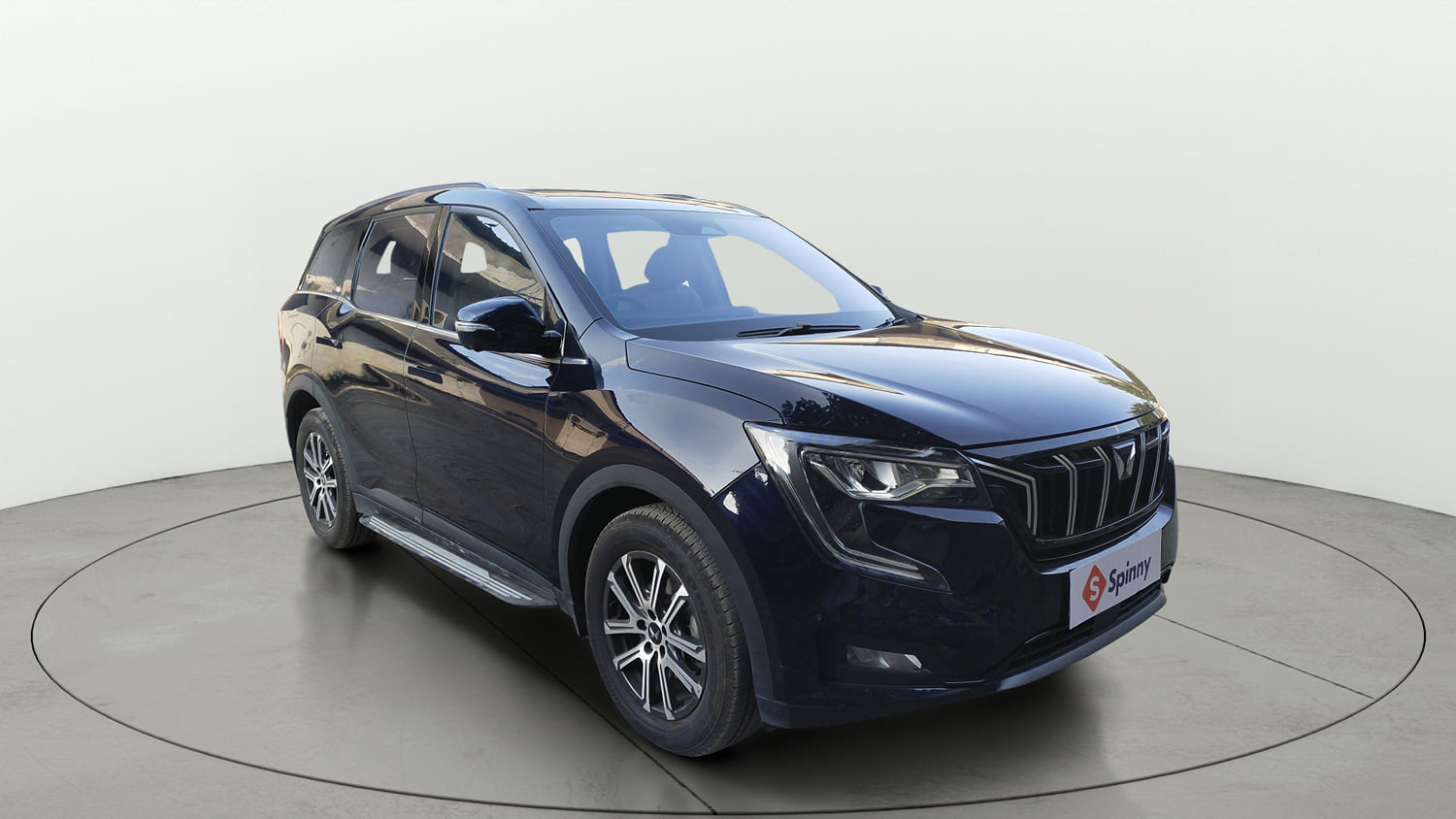 Used 2025 Mahindra XUV700 AX7 Luxury Pack Petrol AT 7 STR Petrol Automatic exterior RIGHT FRONT CORNER VIEW
