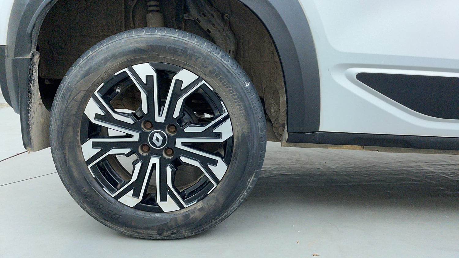 Used 2021 Renault Kiger RXZ Turbo CVT Dual Tone Petrol Automatic tyres RIGHT REAR TYRE RIM VIEW