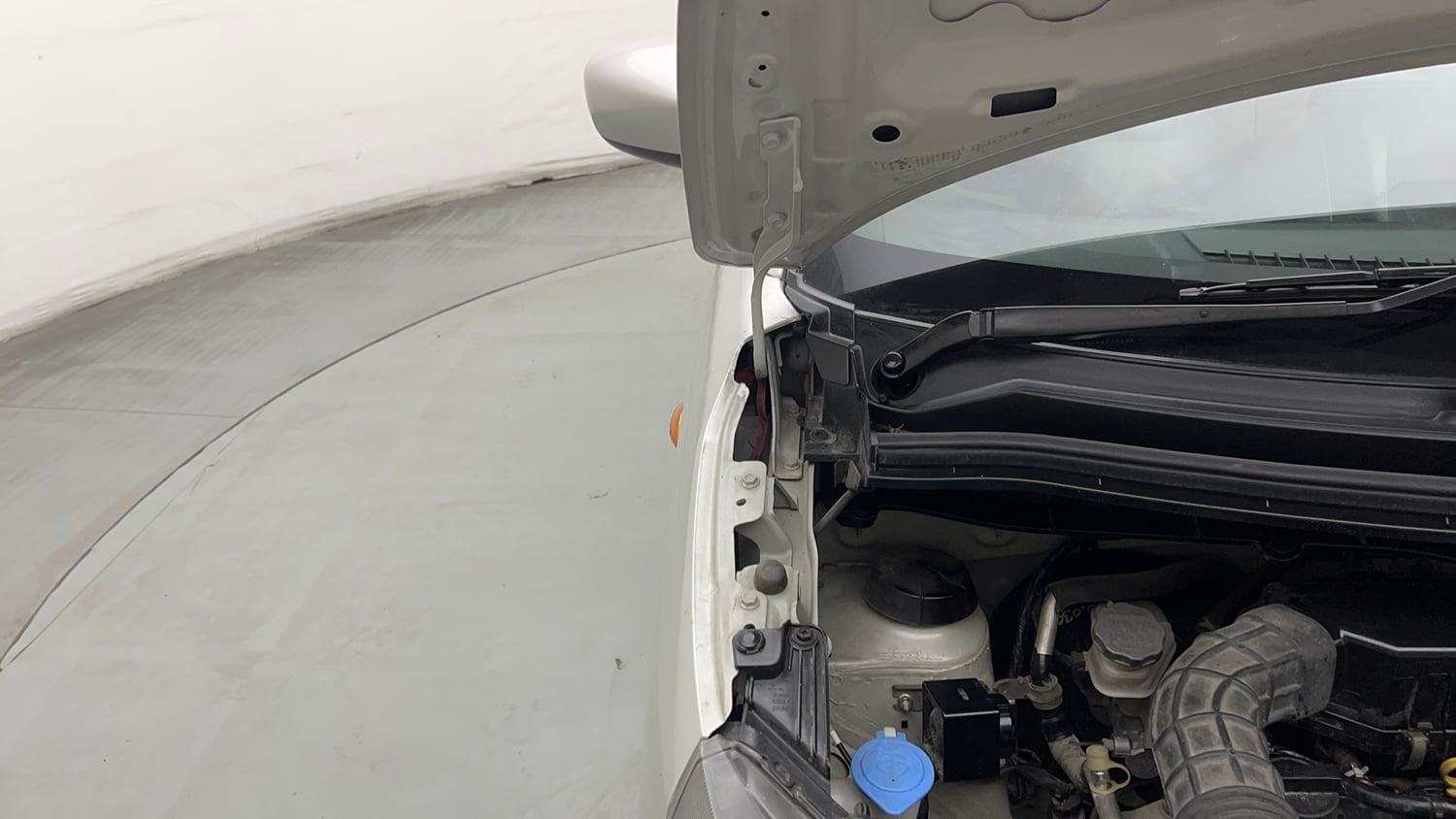 Used 2020 Maruti Suzuki Wagon R VXi 1.2 Petrol Manual engine ENGINE RIGHT SIDE HINGE & APRON VIEW