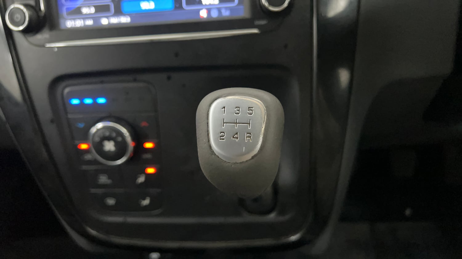 Used 2019 Mahindra KUV100 NXT K6 Plus 6 STR Petrol Manual interior GEAR  KNOB VIEW