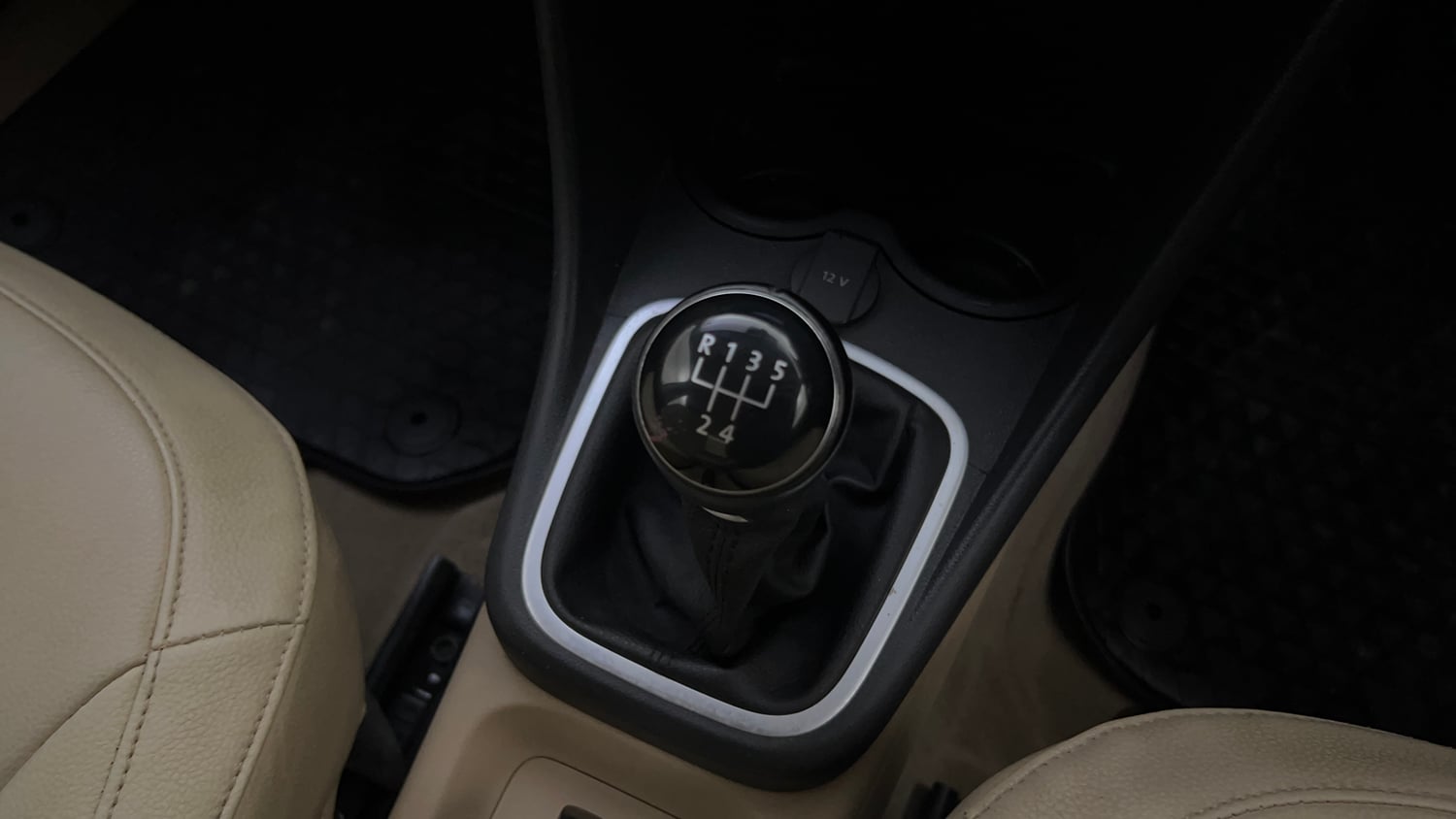 Used 2019 Volkswagen Ameo Highline Plus 1.5L (D) Diesel Manual interior GEAR  KNOB VIEW