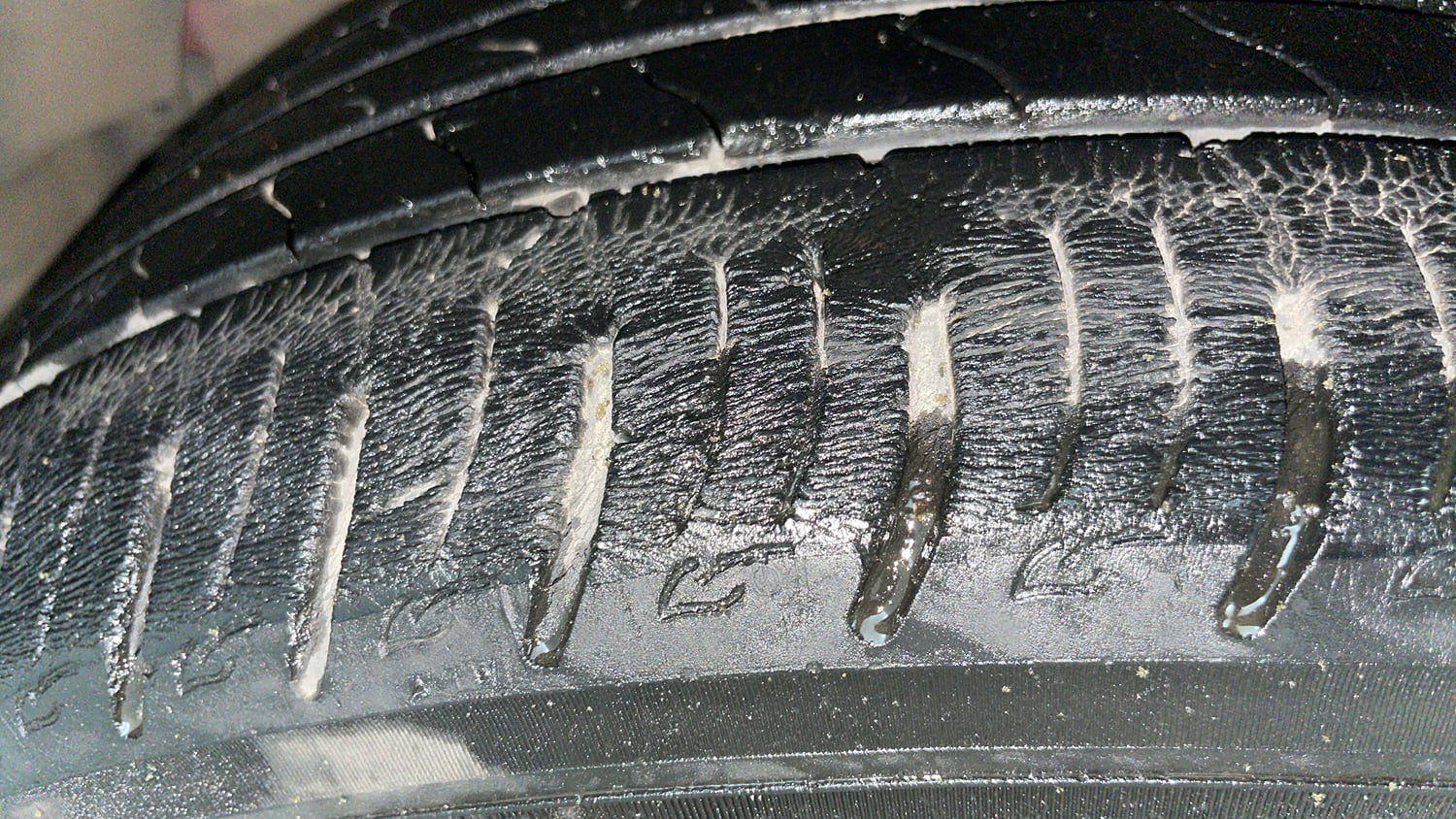 Used 2021 Mahindra XUV 300 W8 (O) 1.2 Petrol AMT Petrol Automatic tyres LEFT FRONT TYRE TREAD VIEW