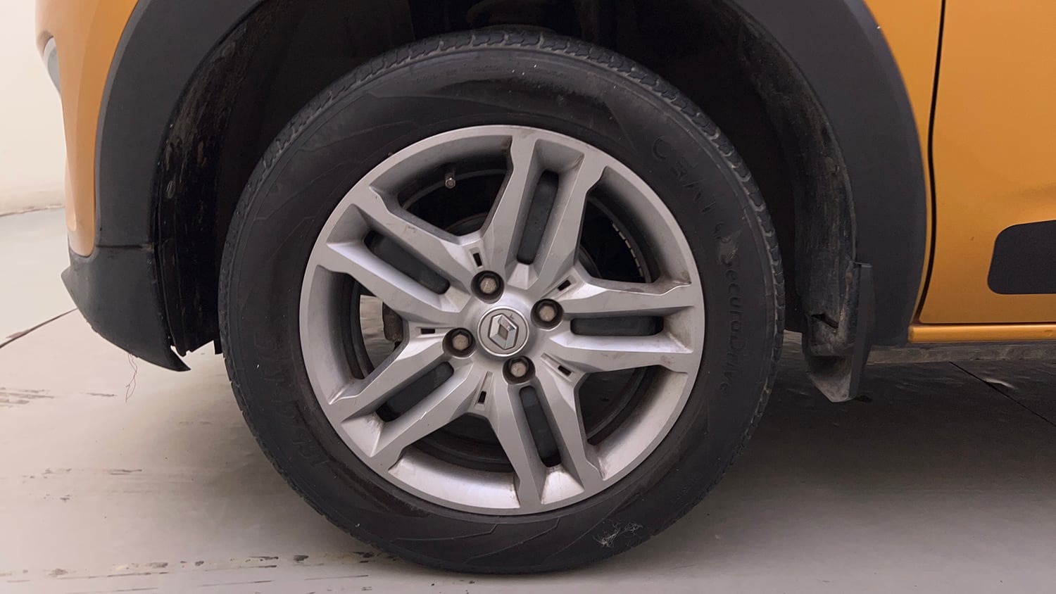 Used 2020 Renault Triber RXZ EASY-R AMT Petrol Automatic tyres LEFT FRONT TYRE RIM VIEW