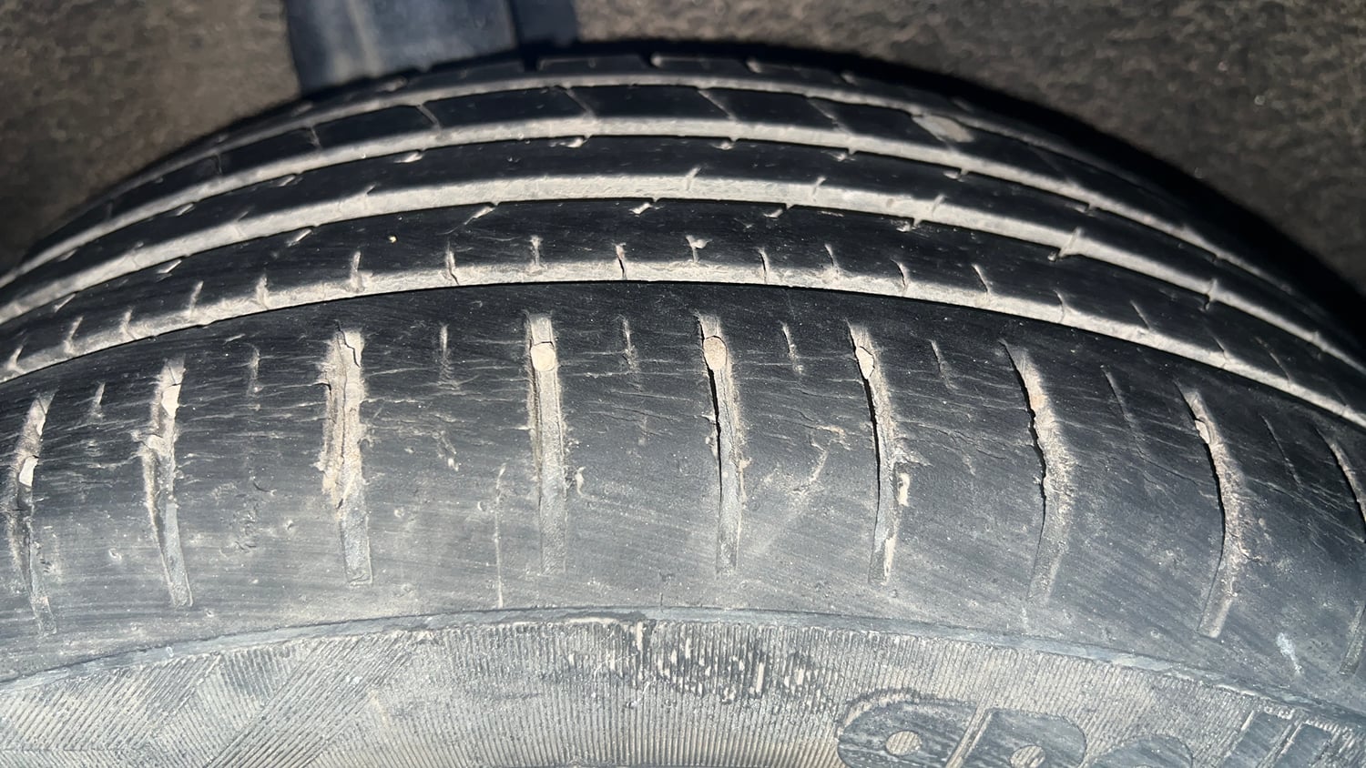 Used 2016 Maruti Suzuki Baleno Alpha 1.2 Petrol Manual tyres RIGHT REAR TYRE TREAD VIEW