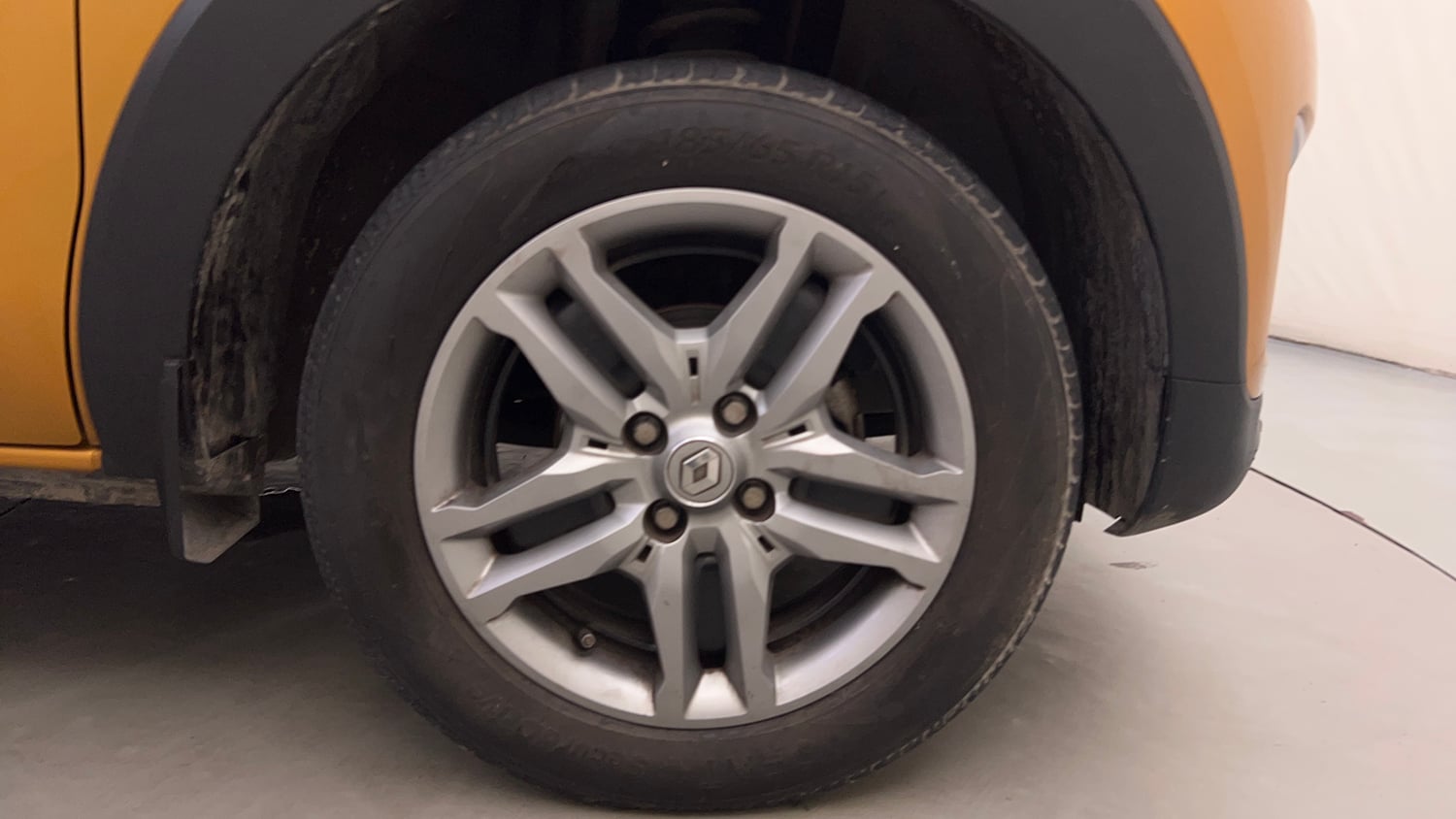 Used 2020 Renault Triber RXZ EASY-R AMT Petrol Automatic tyres RIGHT FRONT TYRE RIM VIEW