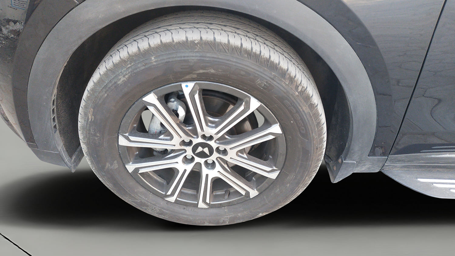Used 2025 Mahindra XUV700 AX7 Luxury Pack Petrol AT 7 STR Petrol Automatic tyres LEFT FRONT TYRE RIM VIEW