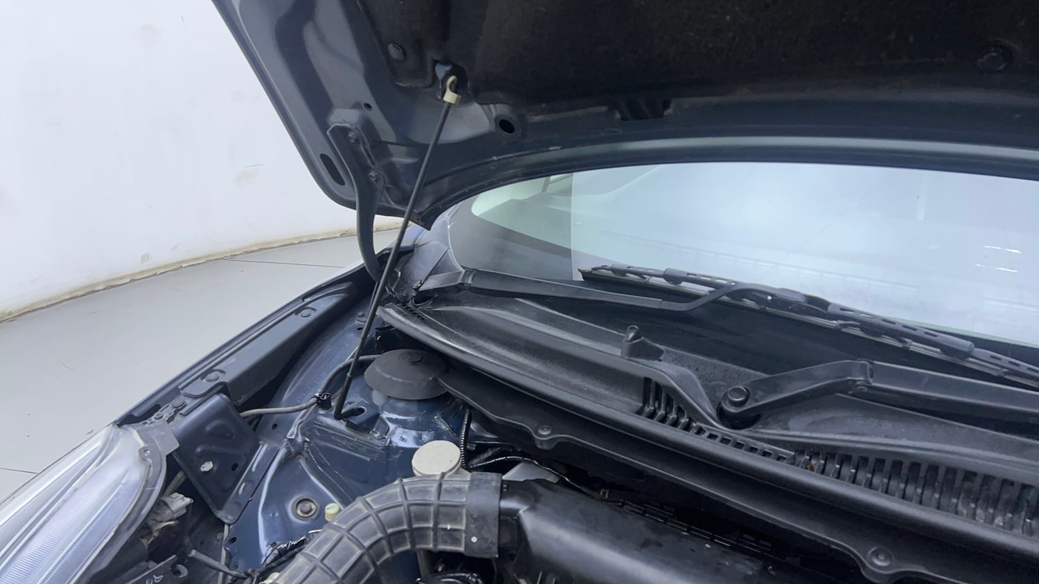 Used 2021 Maruti Suzuki Baleno Delta Petrol Manual engine ENGINE RIGHT SIDE HINGE & APRON VIEW
