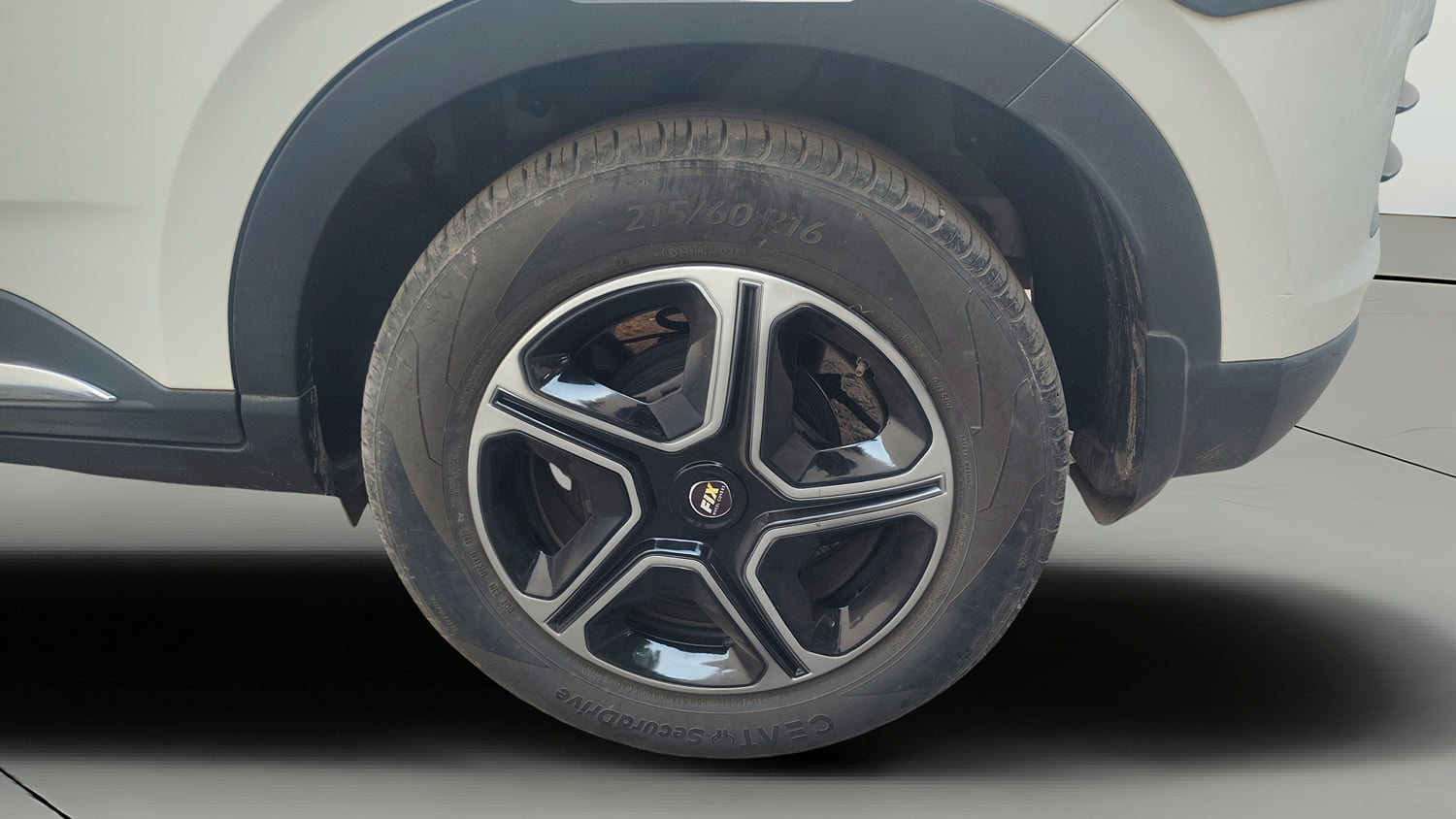 Used 2023 Hyundai Venue S (O) 1.0 Turbo DCT Petrol Automatic tyres LEFT REAR TYRE RIM VIEW