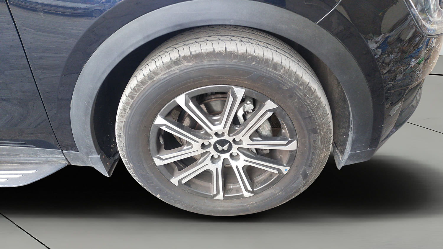 Used 2025 Mahindra XUV700 AX7 Luxury Pack Petrol AT 7 STR Petrol Automatic tyres RIGHT FRONT TYRE RIM VIEW