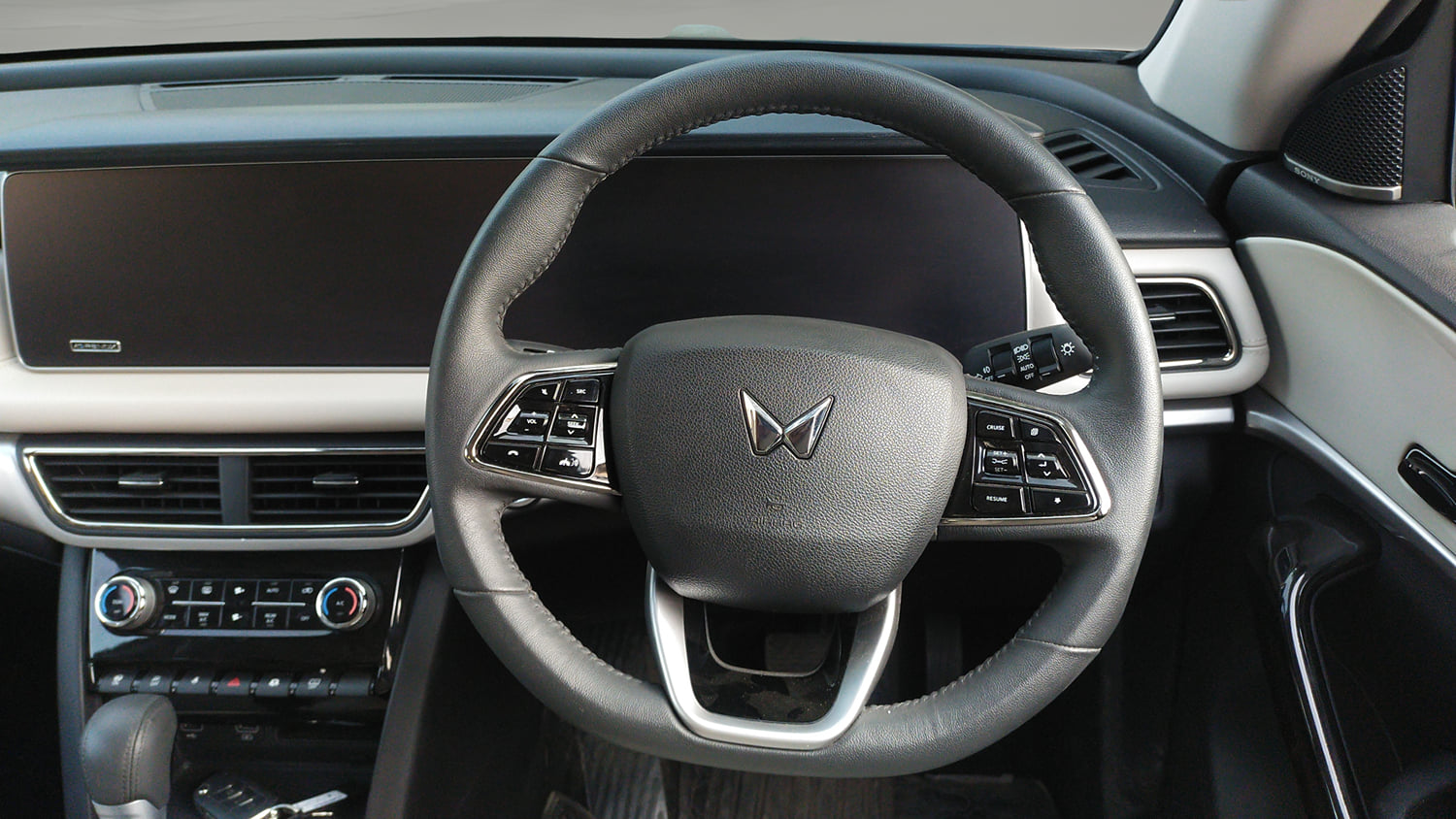 Used 2025 Mahindra XUV700 AX7 Luxury Pack Petrol AT 7 STR Petrol Automatic interior STEERING VIEW