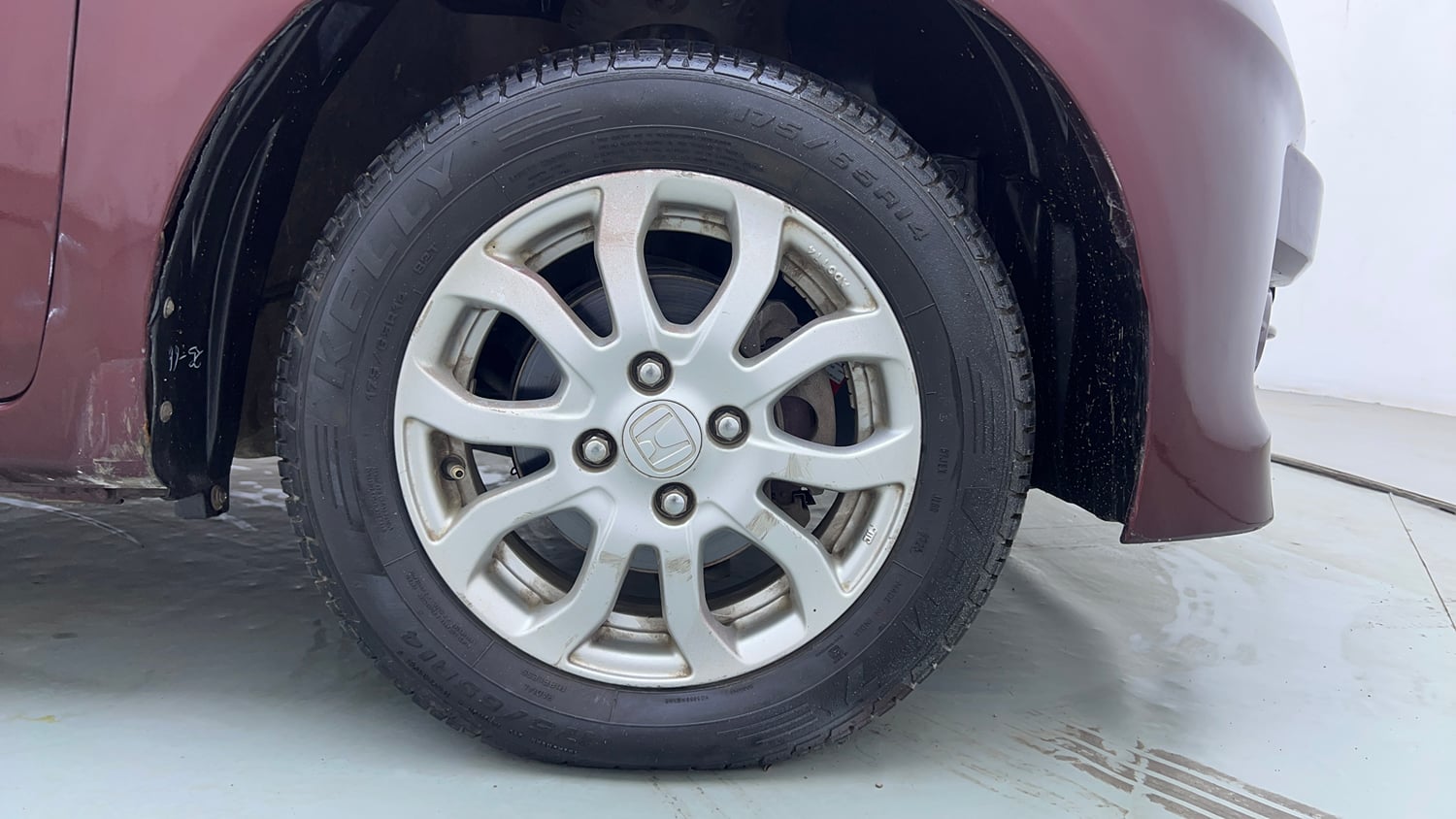 Used 2016 Honda Amaze 1.2 VX AT i-VTEC Petrol Automatic tyres RIGHT FRONT TYRE RIM VIEW