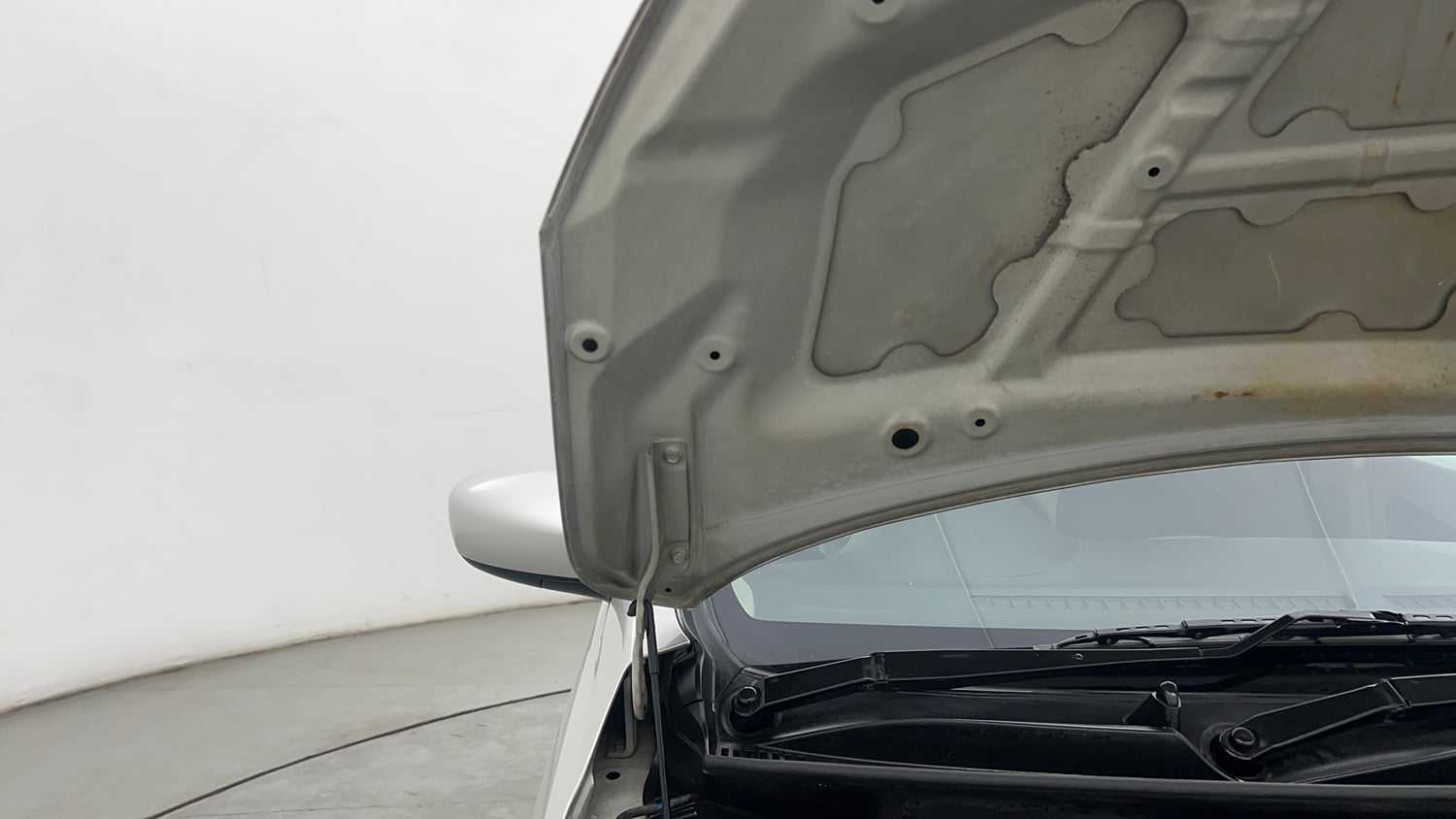 Used 2014 Maruti Suzuki Celerio VXi Petrol Manual engine ENGINE RIGHT SIDE HINGE & APRON VIEW