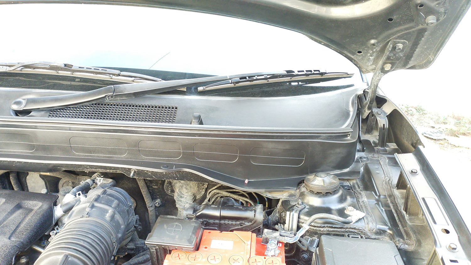 Used 2023 Hyundai Venue SX (O) 1.0 Turbo DCT Petrol Automatic engine ENGINE LEFT SIDE HINGE & APRON VIEW