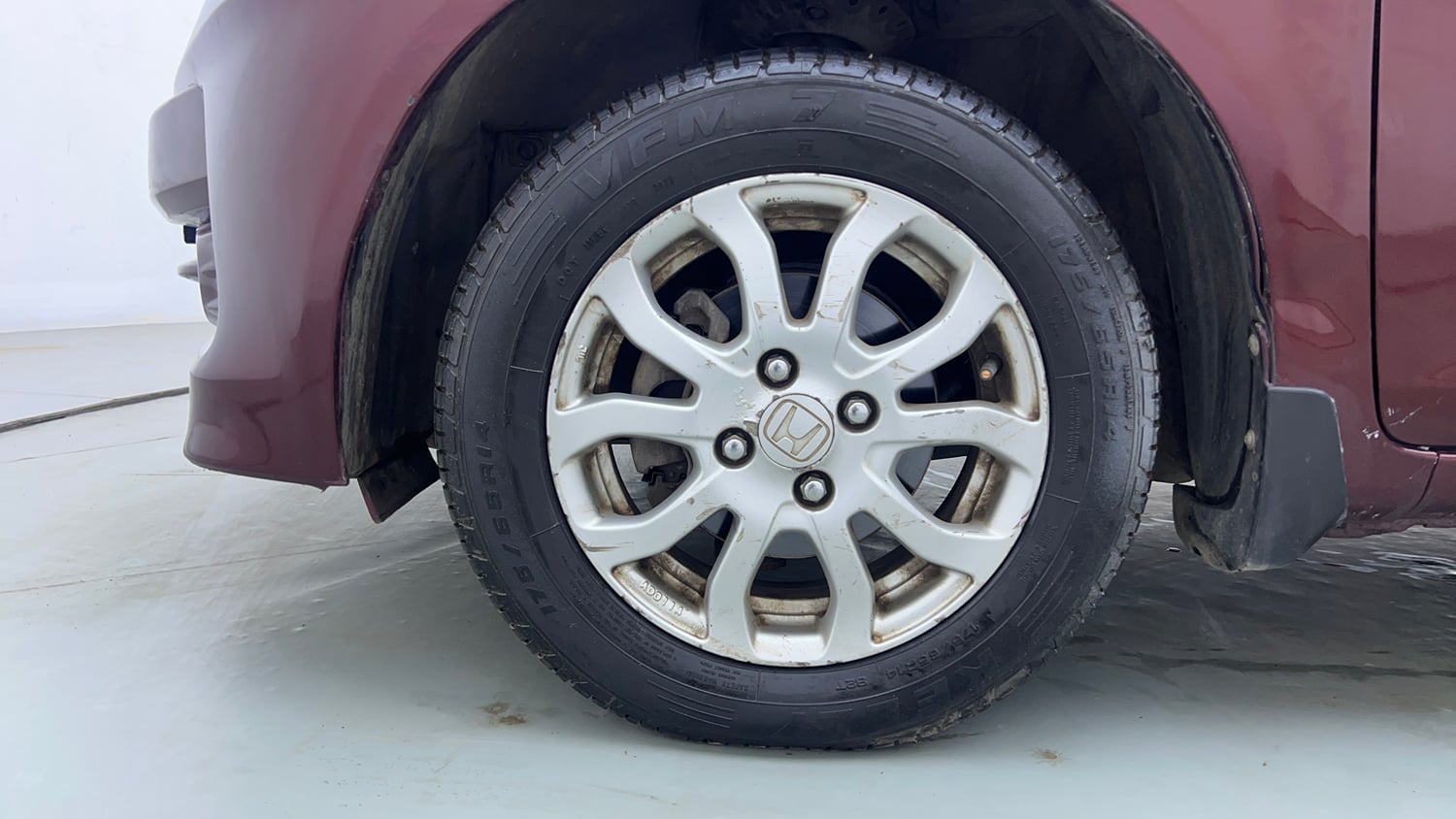 Used 2016 Honda Amaze 1.2 VX AT i-VTEC Petrol Automatic tyres LEFT FRONT TYRE RIM VIEW