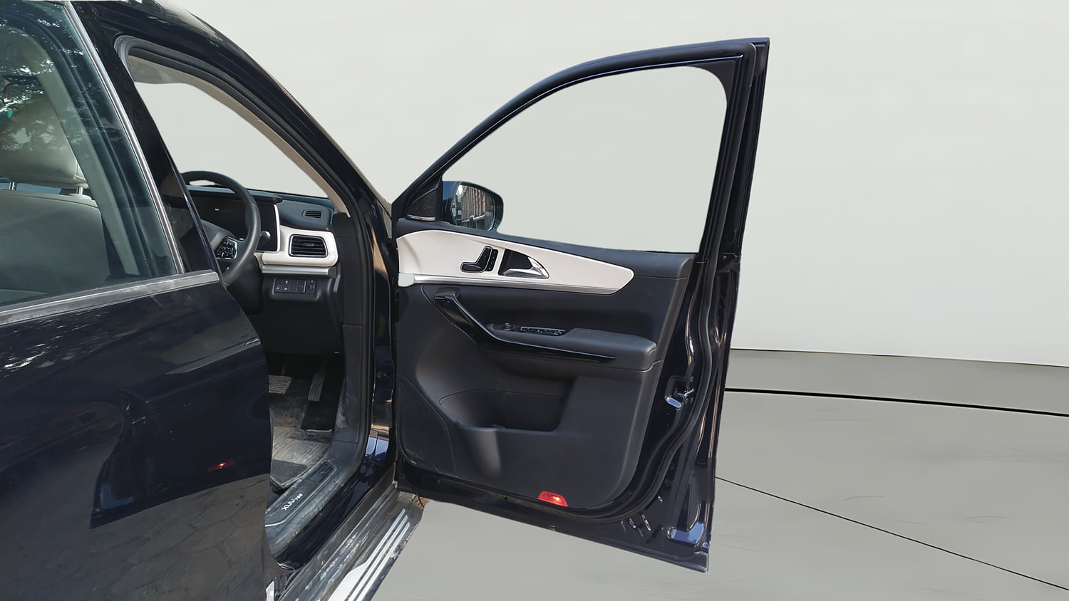 Used 2025 Mahindra XUV700 AX7 Luxury Pack Petrol AT 7 STR Petrol Automatic interior RIGHT FRONT DOOR OPEN VIEW