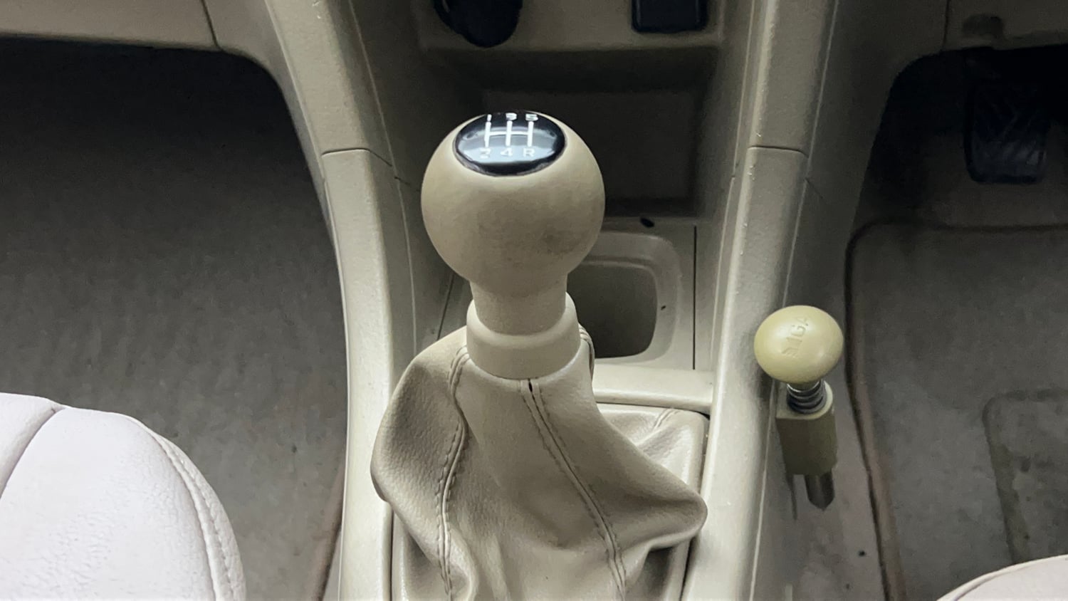 Used 2015 Maruti Suzuki Swift Dzire VXI Petrol Manual interior GEAR  KNOB VIEW