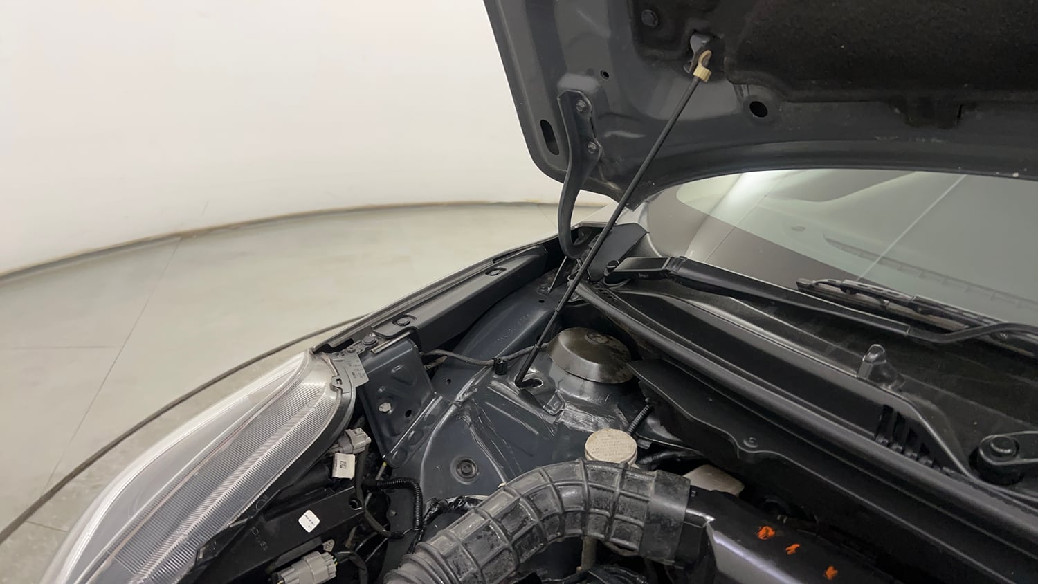 Used 2020 Maruti Suzuki Baleno Zeta Petrol Manual engine ENGINE RIGHT SIDE HINGE & APRON VIEW