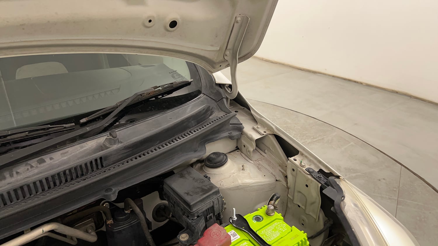 Used 2014 Maruti Suzuki Celerio VXi AMT Petrol Automatic engine ENGINE LEFT SIDE HINGE & APRON VIEW