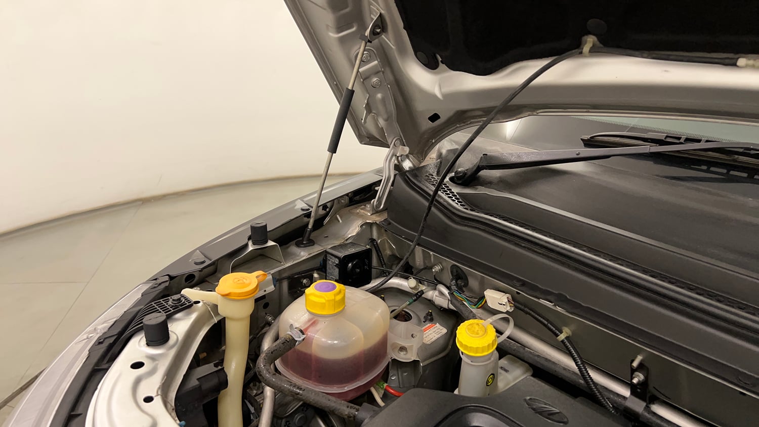 Used 2019 Mahindra KUV100 NXT K6 Plus 6 STR Petrol Manual engine ENGINE RIGHT SIDE HINGE & APRON VIEW
