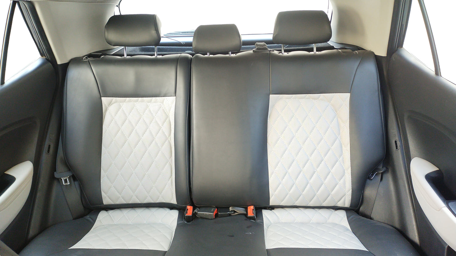 Used 2023 Hyundai Venue SX (O) 1.0 Turbo DCT Petrol Automatic interior REAR SEAT CONDITION VIEW