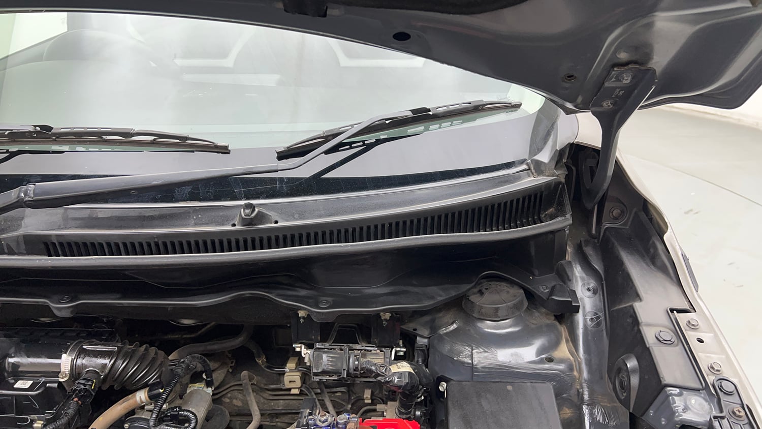 Used 2021 Maruti Suzuki XL6 Zeta MT Petrol Petrol Manual engine ENGINE LEFT SIDE HINGE & APRON VIEW
