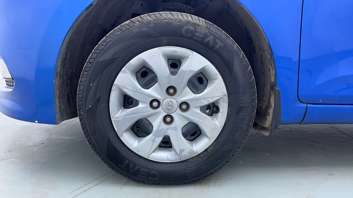 Used 2017 Hyundai Elite i20 Sportz 1.2 Petrol Manual tyres LEFT FRONT TYRE RIM VIEW