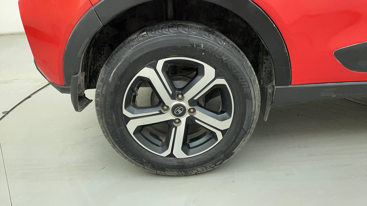 Used 2022 Tata Nexon XZA Plus (S) Petrol Automatic tyres RIGHT REAR TYRE RIM VIEW