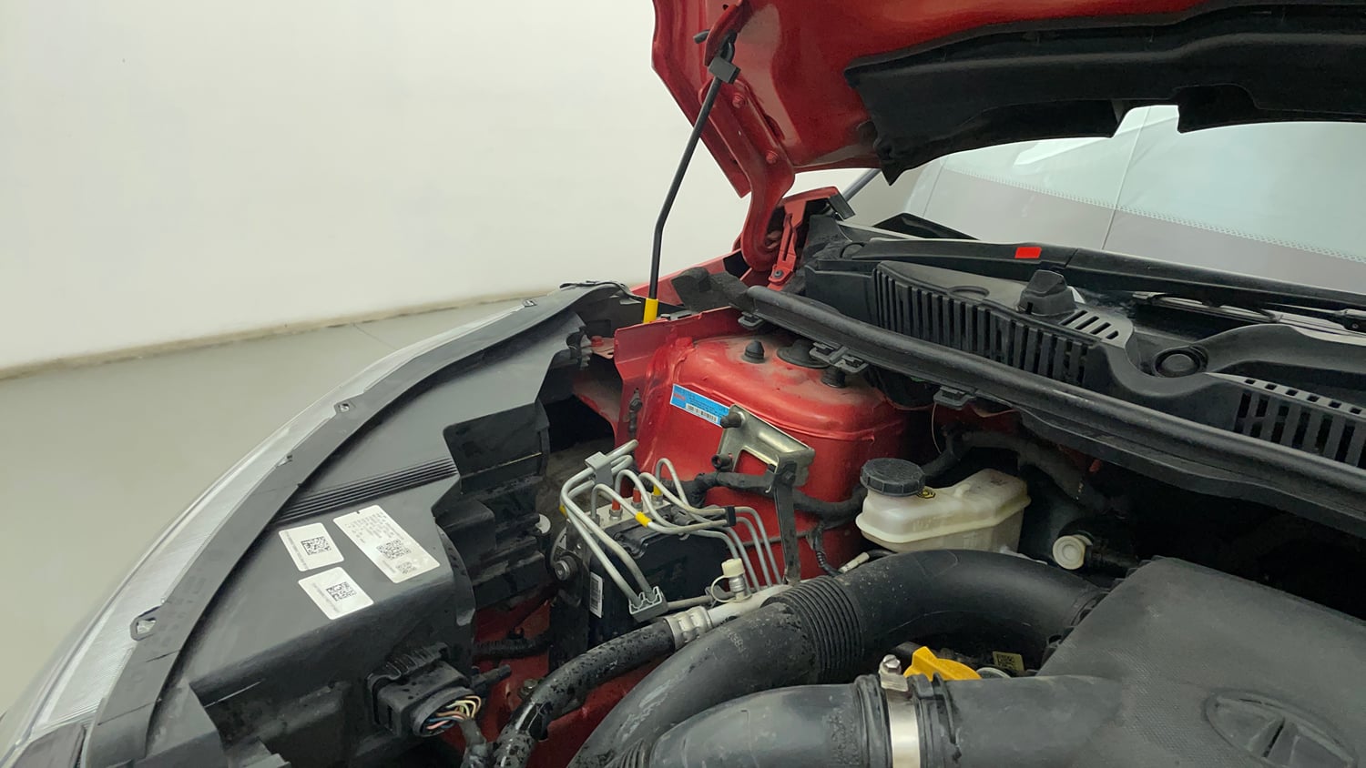 Used 2022 Tata Nexon XZA Plus (S) Petrol Automatic engine ENGINE RIGHT SIDE HINGE & APRON VIEW