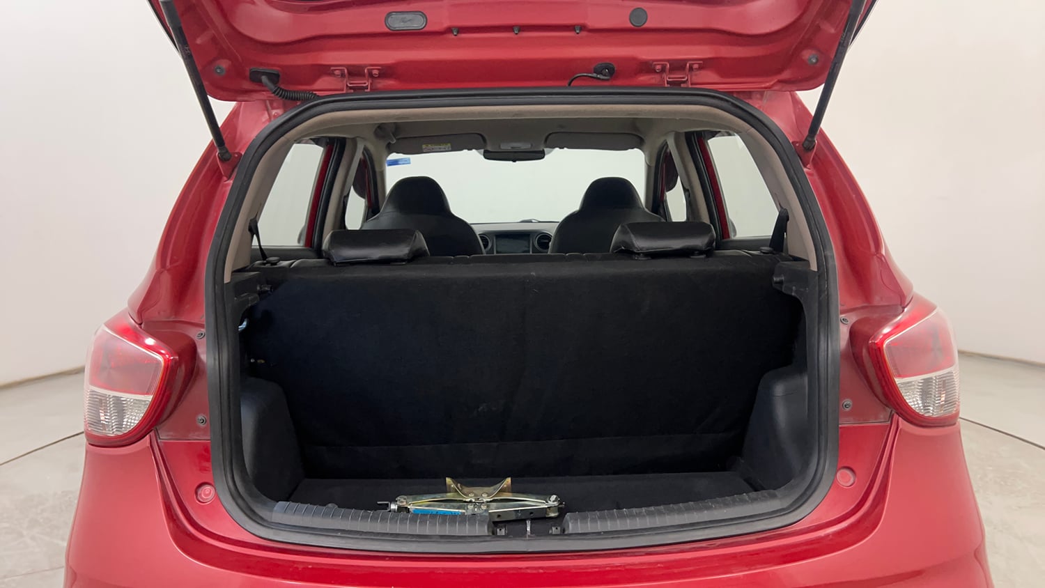 Used 2018 Hyundai Grand i10 Asta 1.2 Kappa VTVT Petrol Manual interior DICKY INSIDE VIEW
