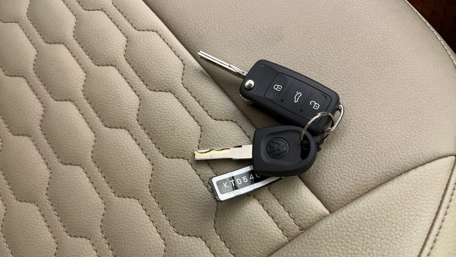 Used 2019 Volkswagen Ameo Highline Plus 1.5L (D) Diesel Manual extra CAR KEY VIEW
