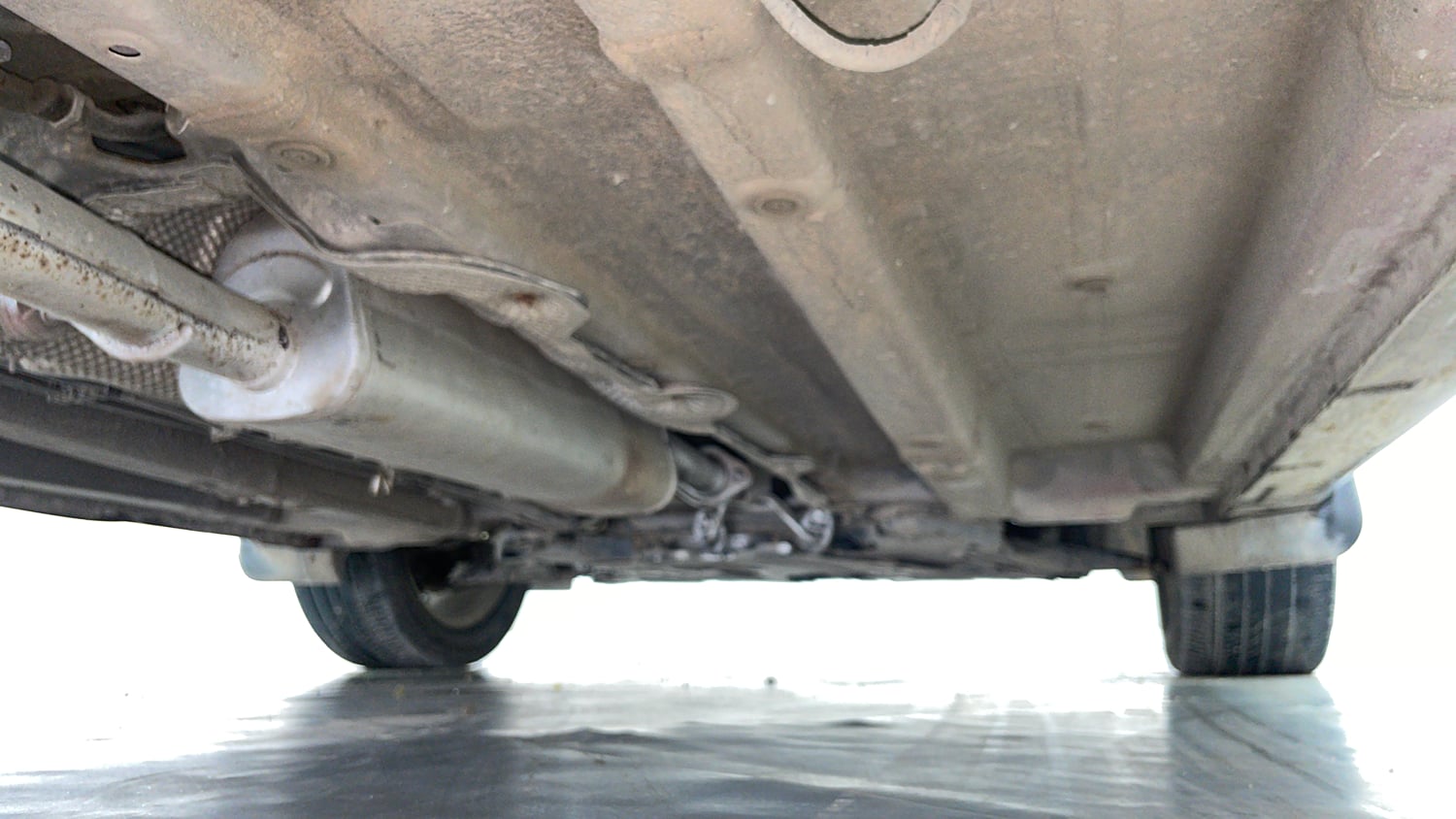 Used 2021 Mahindra XUV 300 W8 (O) 1.2 Petrol AMT Petrol Automatic extra REAR RIGHT UNDERBODY VIEW