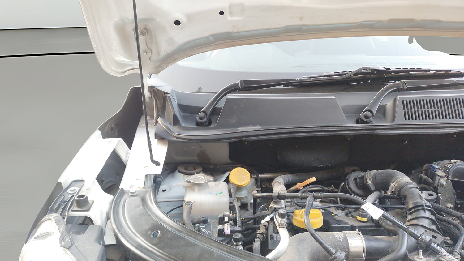 Used 2022 Renault Kiger RXZ Turbo CVT Dual Tone Petrol Automatic engine ENGINE RIGHT SIDE HINGE & APRON VIEW