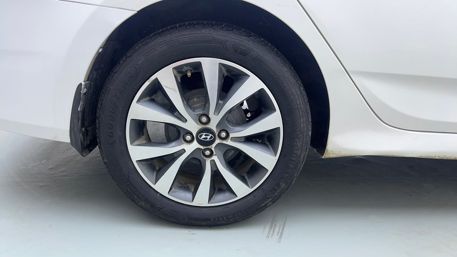 Used 2016 Hyundai Verna 1.6 VTVT SX AT Petrol Automatic tyres RIGHT REAR TYRE RIM VIEW