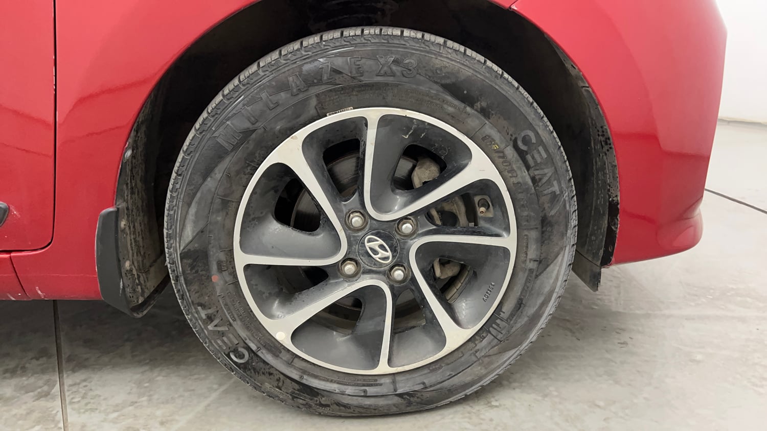 Used 2018 Hyundai Grand i10 Asta 1.2 Kappa VTVT Petrol Manual tyres RIGHT FRONT TYRE RIM VIEW