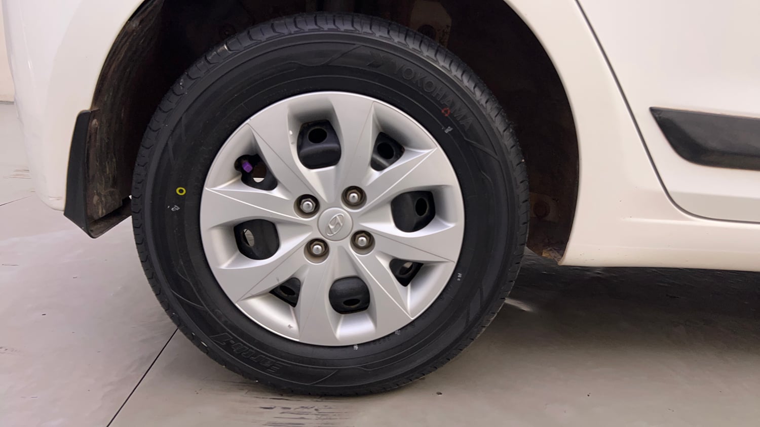 Used 2016 Hyundai Elite i20 Sportz 1.2 Petrol Manual tyres RIGHT REAR TYRE RIM VIEW