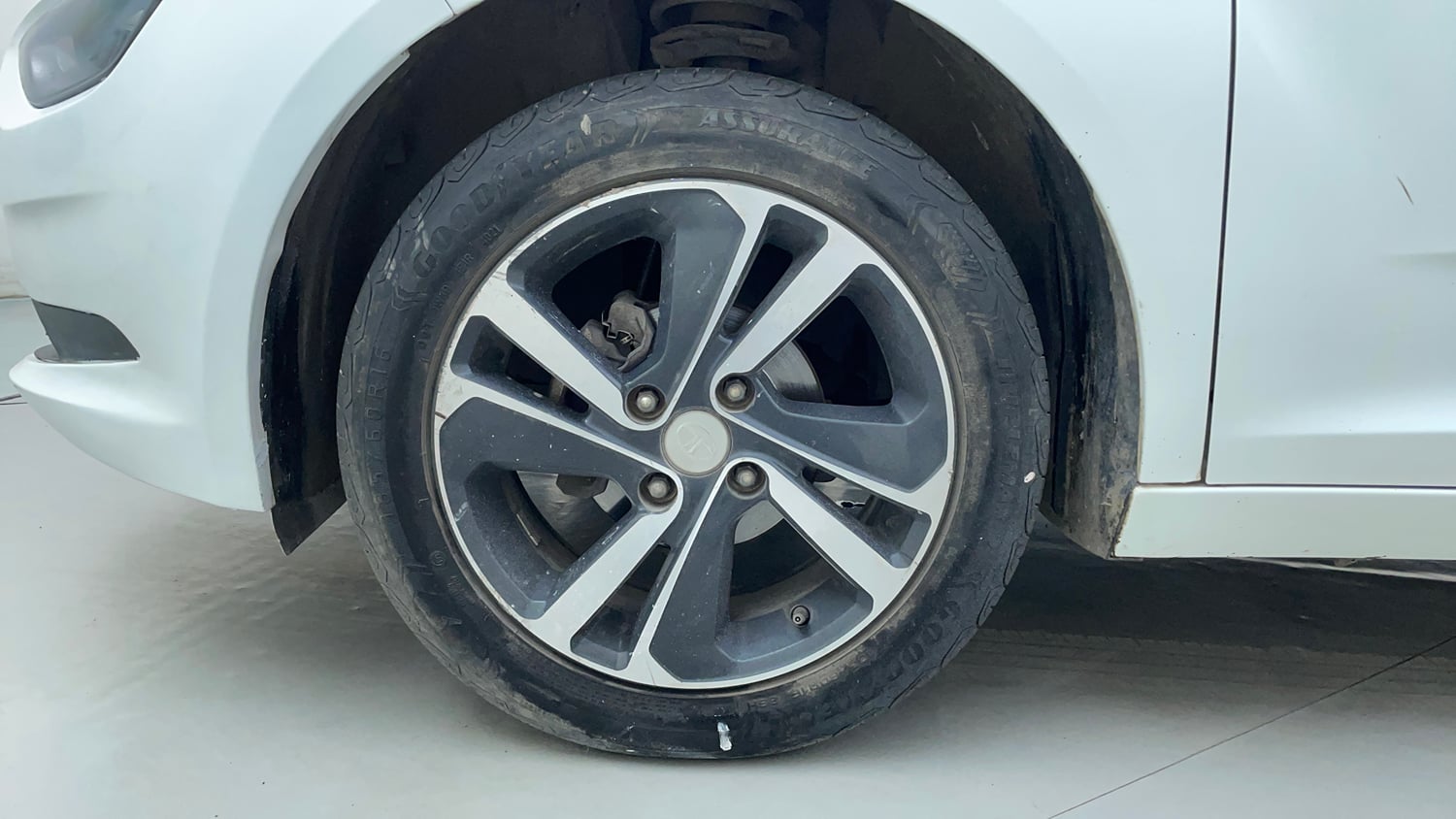 Used 2022 Tata Altroz XZ Plus Petrol Petrol Manual tyres LEFT FRONT TYRE RIM VIEW