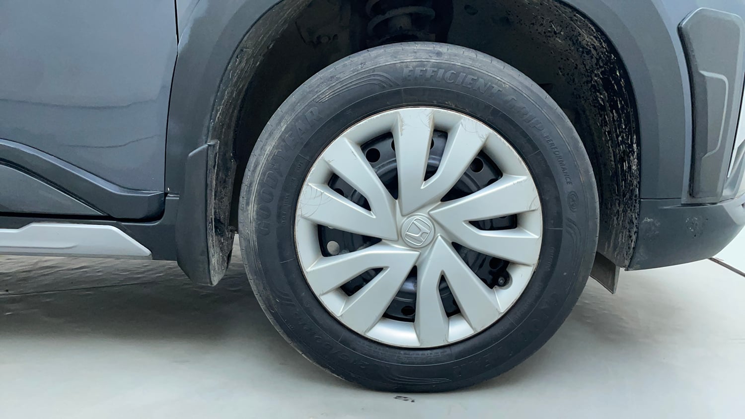 Used 2024 Honda Elevate V MT Petrol Manual tyres RIGHT FRONT TYRE RIM VIEW
