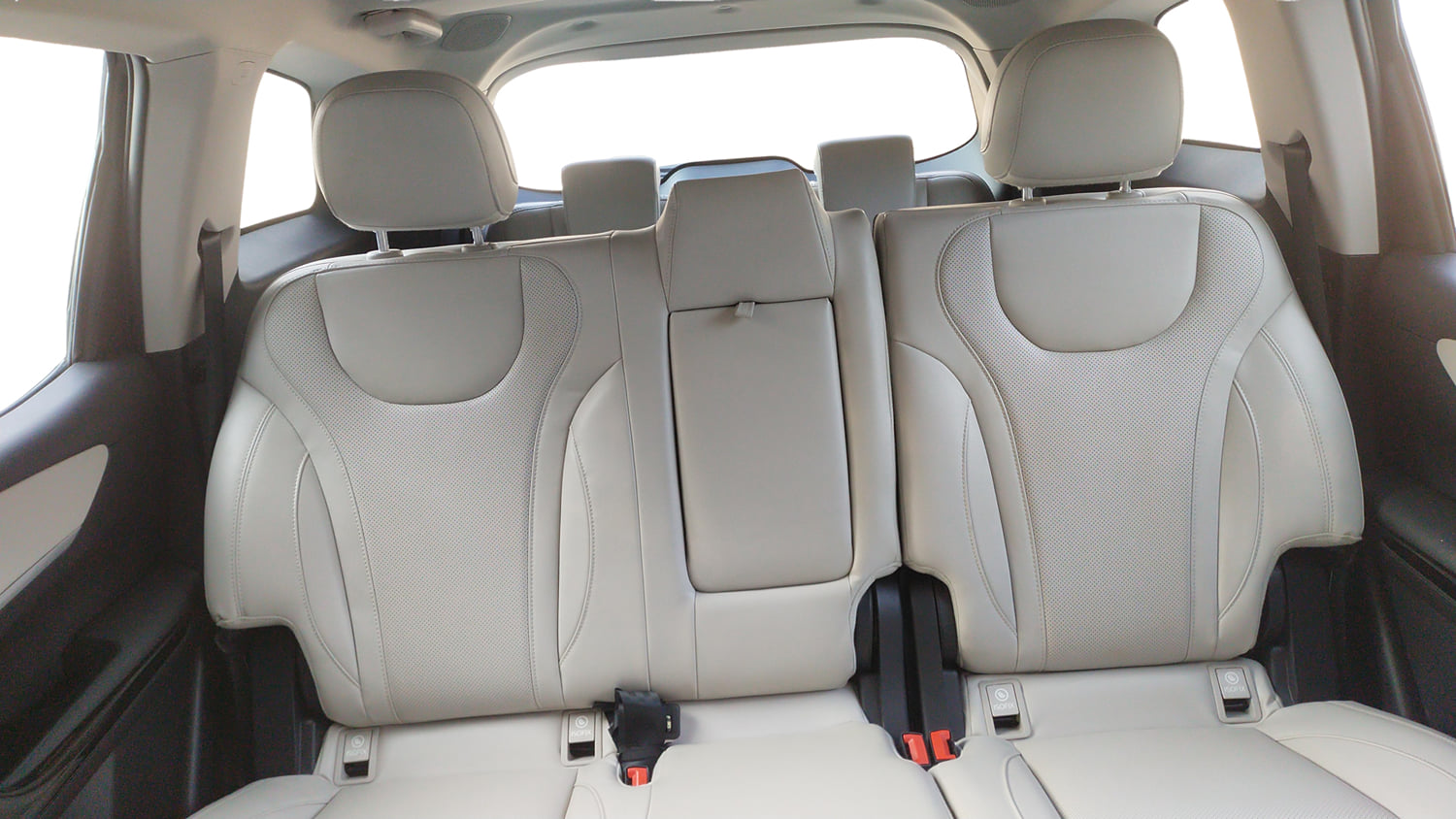 Used 2025 Mahindra XUV700 AX7 Luxury Pack Petrol AT 7 STR Petrol Automatic interior REAR SEAT CONDITION VIEW