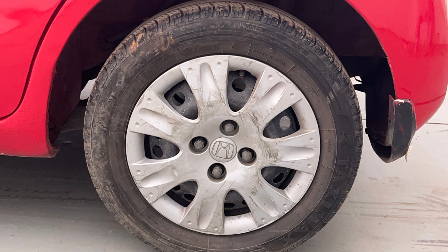 Used 2014 Honda Brio S MT Petrol Manual tyres LEFT REAR TYRE RIM VIEW