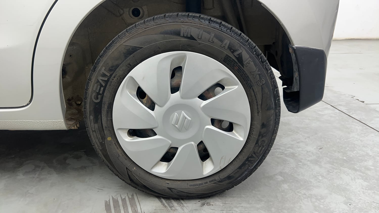 Used 2014 Maruti Suzuki Celerio VXi Petrol Manual tyres LEFT REAR TYRE RIM VIEW