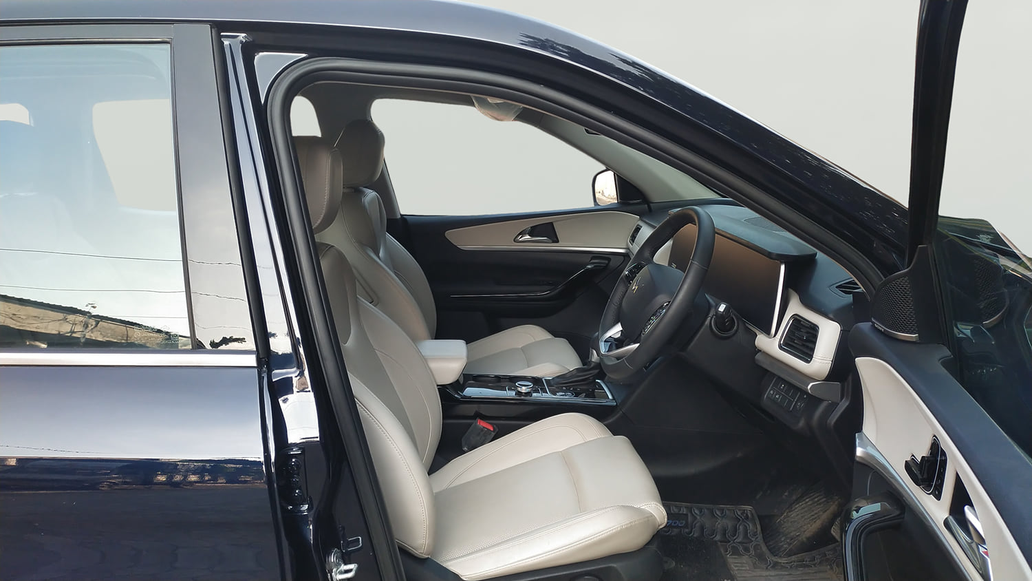 Used 2025 Mahindra XUV700 AX7 Luxury Pack Petrol AT 7 STR Petrol Automatic interior RIGHT SIDE FRONT DOOR CABIN VIEW