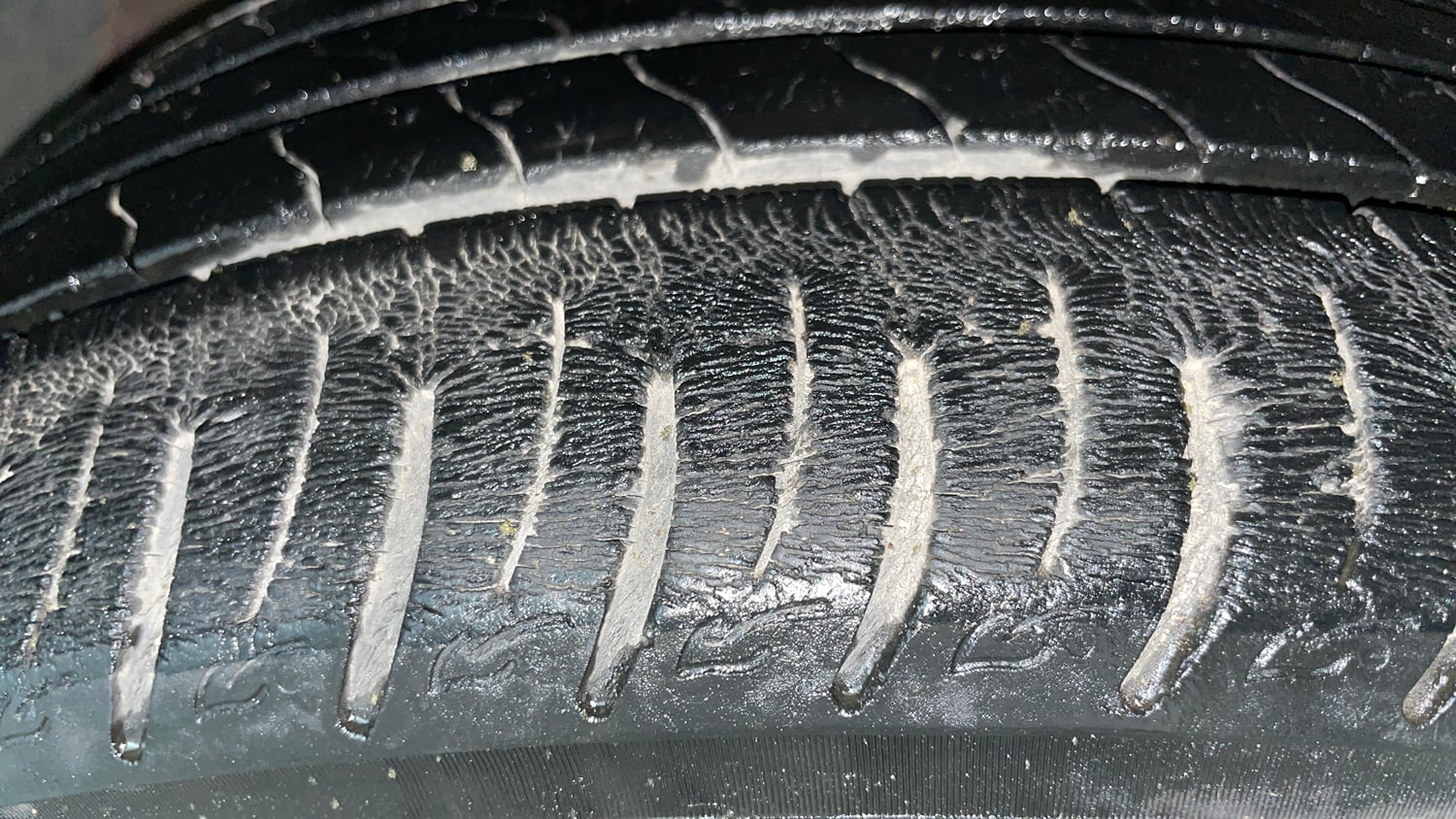 Used 2021 Mahindra XUV 300 W8 (O) 1.2 Petrol AMT Petrol Automatic tyres RIGHT FRONT TYRE TREAD VIEW