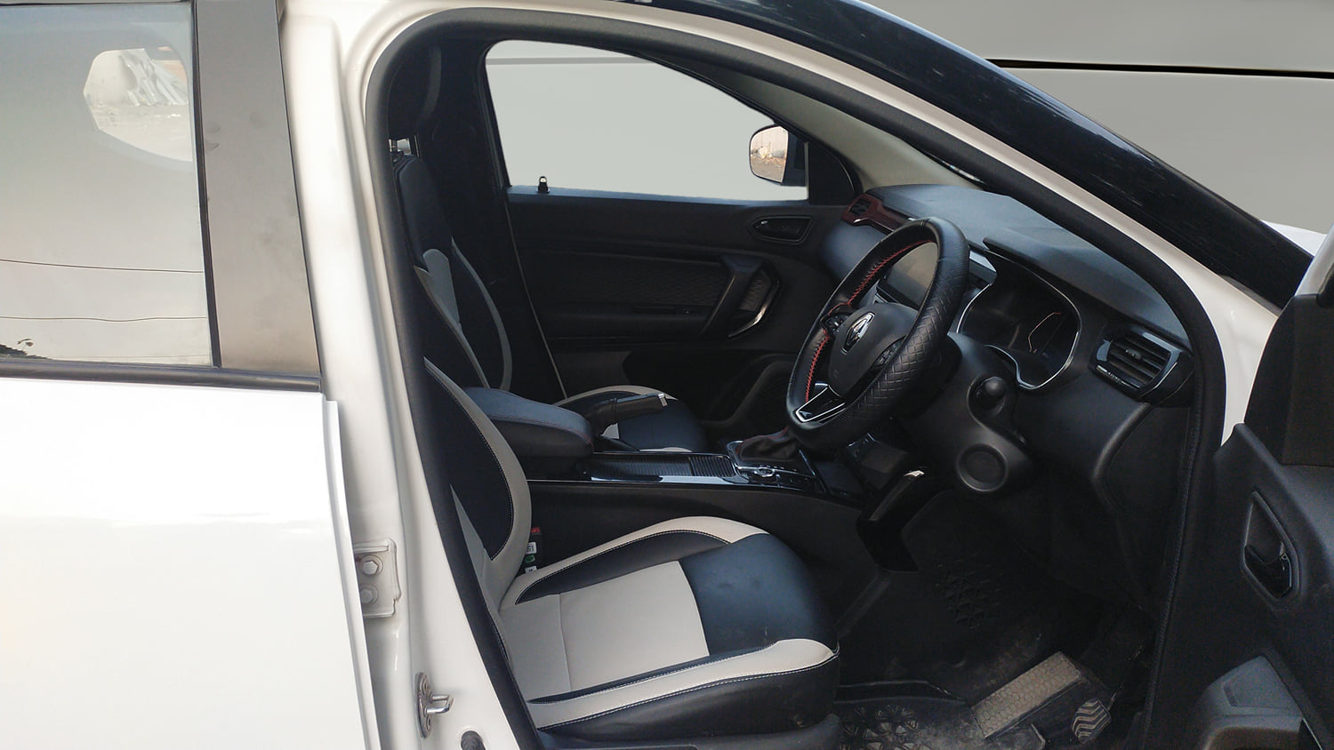 Used 2022 Renault Kiger RXZ Turbo CVT Dual Tone Petrol Automatic interior RIGHT SIDE FRONT DOOR CABIN VIEW