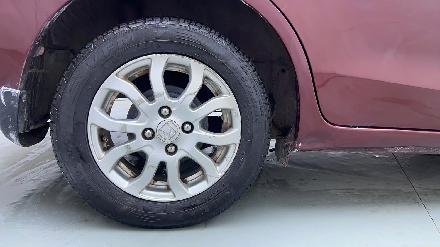 Used 2016 Honda Amaze 1.2 VX AT i-VTEC Petrol Automatic tyres RIGHT REAR TYRE RIM VIEW