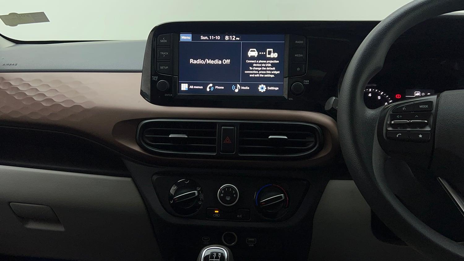 Used 2024 Hyundai Aura SX 1.2 CNG Cng Manual interior MUSIC SYSTEM & AC CONTROL VIEW