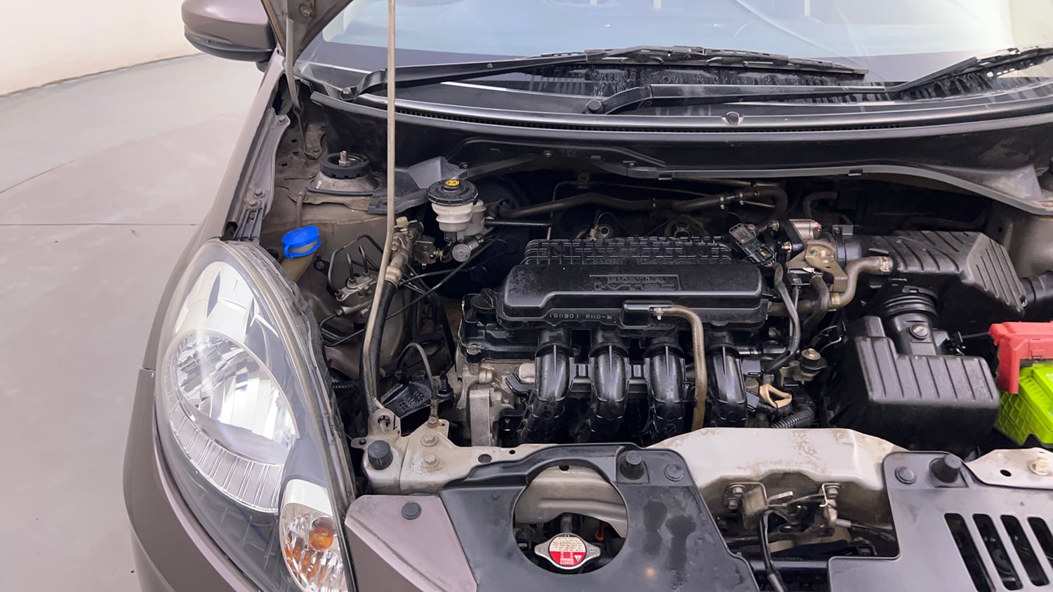 Used 2016 Honda Amaze 1.2 S i-VTEC Petrol Manual engine ENGINE RIGHT SIDE HINGE & APRON VIEW