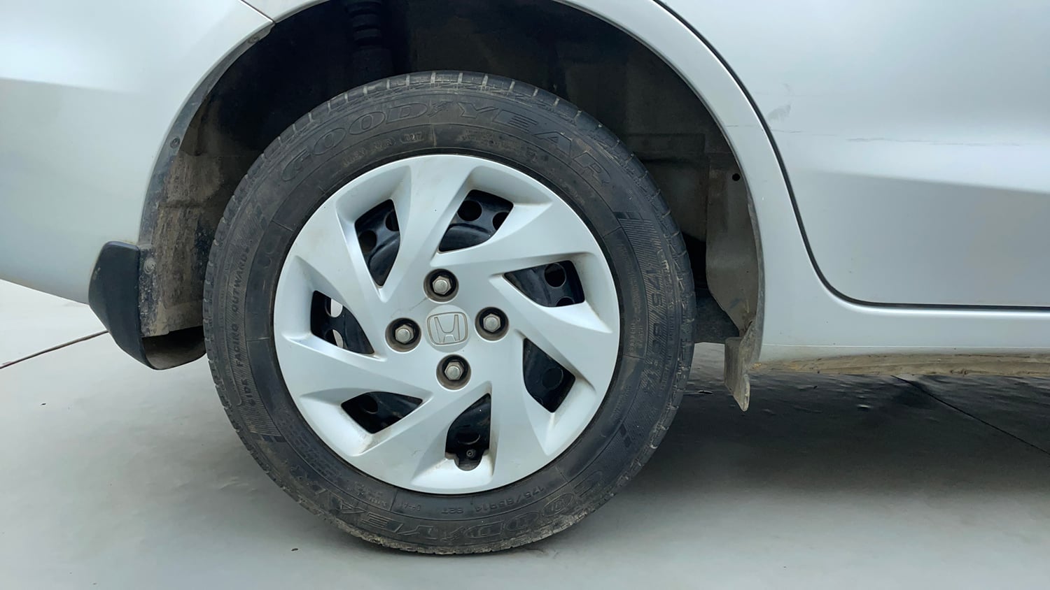 Used 2017 Honda Amaze 1.5 S i-DTEC Diesel Manual tyres RIGHT REAR TYRE RIM VIEW