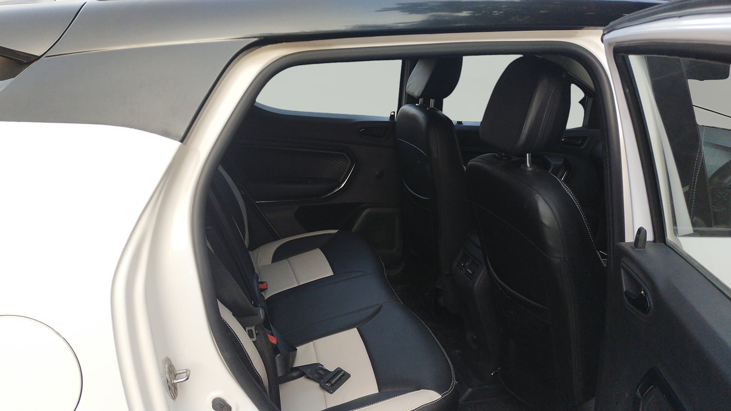Used 2022 Renault Kiger RXZ Turbo CVT Dual Tone Petrol Automatic interior RIGHT SIDE REAR DOOR CABIN VIEW