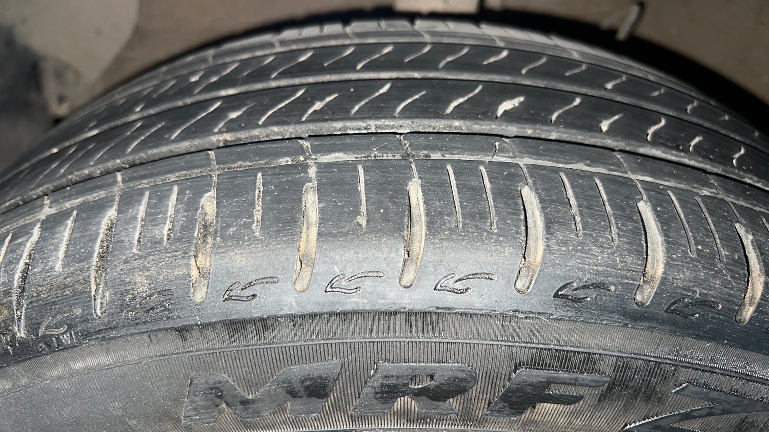 Used 2024 Hyundai Aura SX 1.2 CNG Cng Manual tyres LEFT FRONT TYRE TREAD VIEW